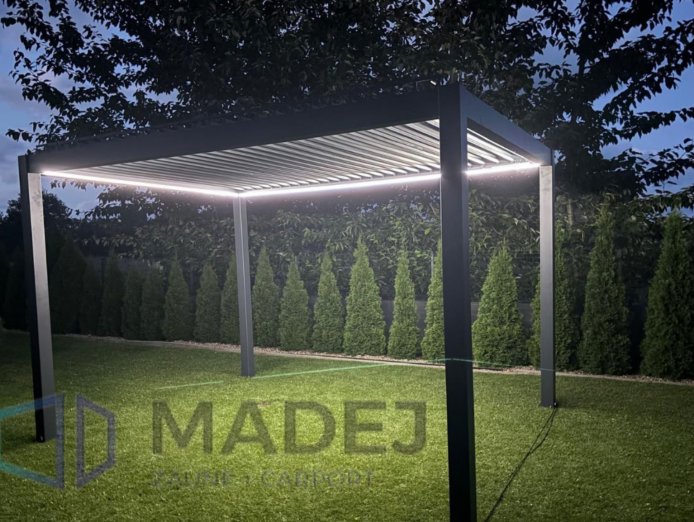 Pergola aus Aluminium mit elektrischer Abdeckung 3m x 4m